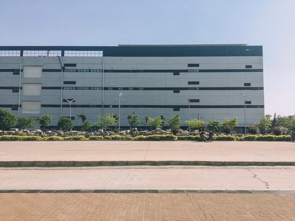 Chính quyền địa phương thậm chí còn hỗ trợ việc tuyển dụng, đào tạo và cung cấp chỗ ở cho công nhân làm việc trong nhà máy này vào thời kỳ cao điểm.