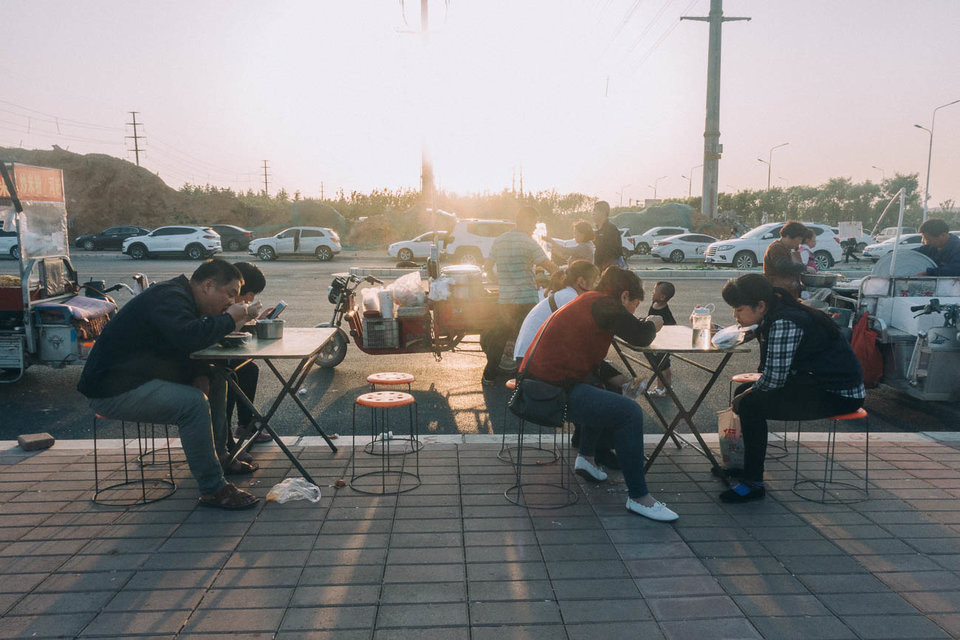 Công nhân thường ăn sáng, ăn tối tại quán ăn gần khu ký túc hay cổng nhà máy và ăn trưa tại căng tin của nhà máy.