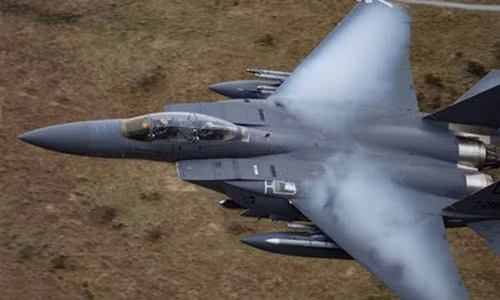 Theo hãng thông tấn SANA dẫn nguồn tin ngày 24/5 cho biết, các chiến đấu cơ của liên quân Mỹ đã tiến hành những đợt oanh kích nhằm vào các căn cứ của Quân đội Syria ở khu vực nằm giữa Albu Kamal và Hamimeh ở Đông Nam Deir Ezzor. Ảnh: FNA.