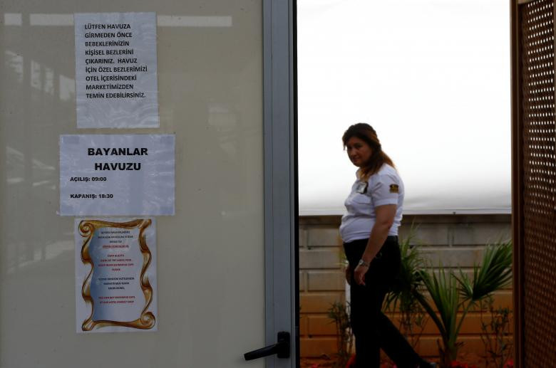 Một nhân viên khách sạn đứng ở lối vào khu vực dành cho phụ nữ của bể bơi trong nhà tại Khách sạn Elvin Deluxe ở Alanya. “Nhiều hoạt động bị cấm đối với phụ nữ Hồi giáo ở Pháp, chúng tôi không được ra bãi biển hay bể bơi”, Rihab Hassaine cha sẻ.