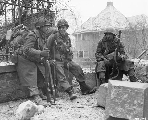 Các binh sĩ đội mũ, mặc áo khoác mùa đông dày tại Bỉ năm 1944.