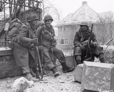 Các binh sĩ đội mũ, mặc áo khoác mùa đông dày tại Bỉ năm 1944.