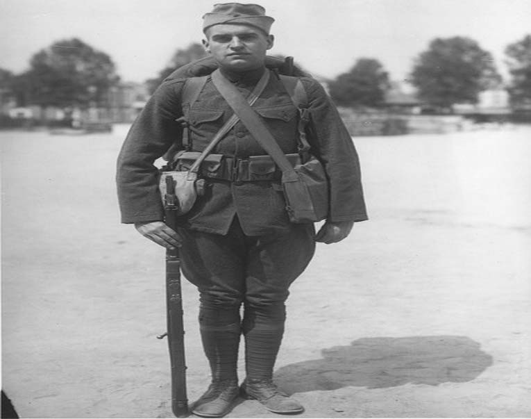 Trong cuộc Chiến tranh Thế giới thứ nhất, các binh sĩ Mỹ mặc áo khoác và quần ống túm, đi giày.