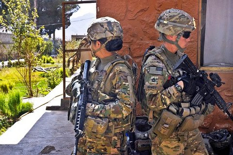 Quân phục dành cho nữ gần giống với nam giới. Năm 2013, Quân đội Mỹ đã giới thiệu một phiên bản áo vest chiến thuật được thiết kế riêng cho quân nhân nữ.