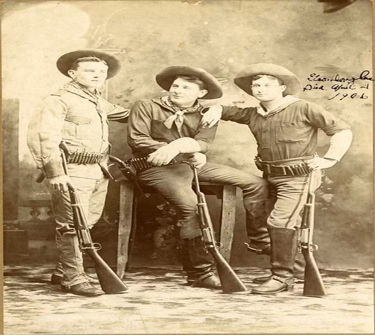 Còn lính kỵ binh thường đeo một chiếc khăn quàng cổ.