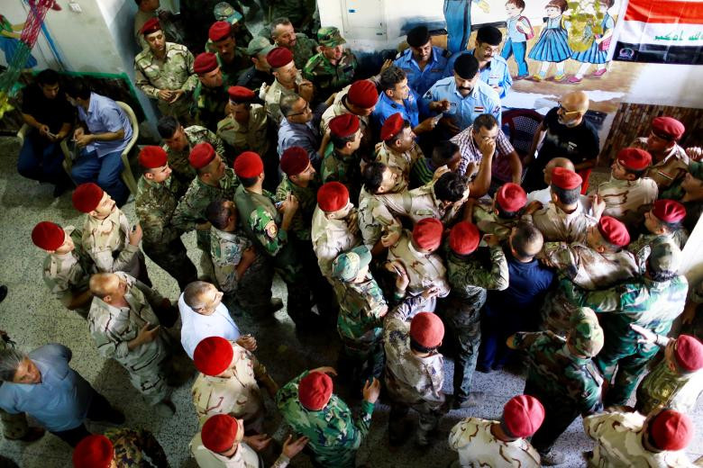 Lực lượng an ninh Iraq bỏ phiếu tại một địa điểm ở thủ đô Baghdad.