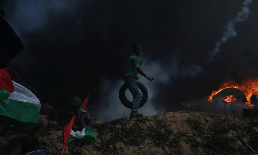 Người biểu tình Palestine đốt lốp xe trong cuộc đụng độ với lực lượng an ninh Israel tại Gaza.