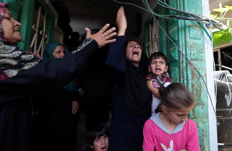 Những người phụ nữ và em nhỏ gào khóc trong đám tang của một người Palestine thiệt mạng trong cuộc đụng độ với lực lượng an ninh Israel ở phía nam Dải Gaza.