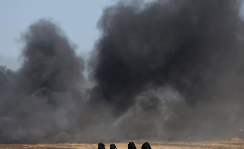 Khói đen mù mịt bốc lên trong cuộc biểu tình tại Gaza.
