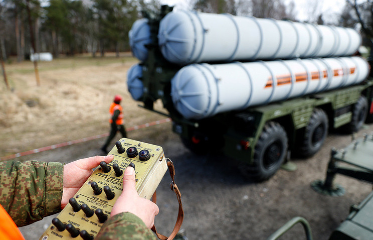 Tổ hợp S-400 có khả năng đánh chặn, phá hủy mọi mối đe dọa trên không ở vị trí cách xa tới 400 km ở độ cao 30 km và có thể “hạ gục” đồng thời 6 mục tiêu. Mỗi tổ hợp S-400 bao gồm hệ thống radar giám sát theo dõi mục tiêu, bệ phóng, tên lửa dẫn đường cùng các phương tiện điều khiển và chỉ huy.