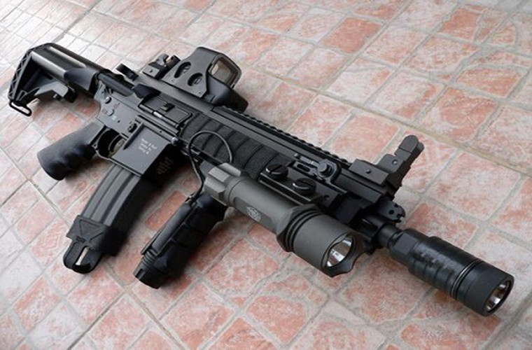 Khi xuất hiện vào năm 2005, HK 416 ngay lập tức được các đơn vị đặc nhiệm trên toàn thế giới “chào đón”. Thậm chí, lực lượng Thủy quân lục chiến Mỹ cũng đã sử dụng khẩu súng này trong chiến dịch tiêu diệt trùm khủng bố Osama bin Laden ở Pakistan hồi năm 2011. Ảnh: Pinterest.