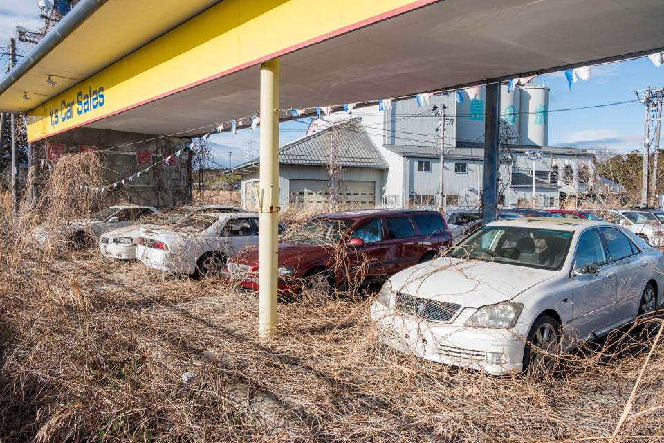 Những chiếc ô tô nằm im lìm trong bãi đỗ xe ở Fukushima suốt 7 năm qua.