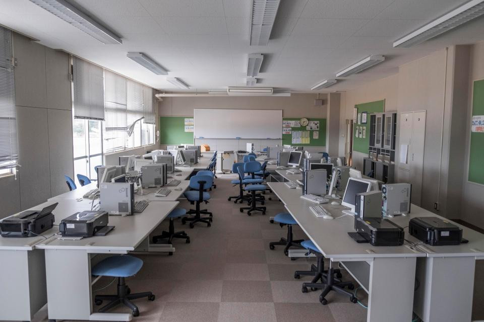 Những bức hình chụp trong thành phố Fukushima được nhiếp ảnh gia người Anh James Galbraith, 25 tuổi, ghi lại trong lần anh ghé thăm nơi này.