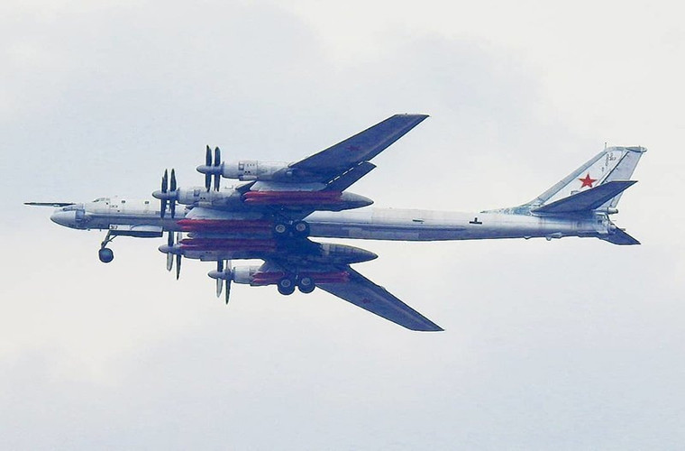 Được biết, Tupolev Tu-95 là loại máy bay ném bom và mang tên lửa chiến lược thành công nhất và có thời gian phục vụ lâu nhất của Tupolev, được Liên Xô chế tạo từ trong giai đoạn đầu Chiến tranh Lạnh. Được biết, Tupolev Tu-95 là loại máy bay ném bom và mang tên lửa chiến lược thành công nhất và có thời gian phục vụ lâu nhất của Tupolev, được Liên Xô chế tạo từ trong giai đoạn đầu Chiến tranh Lạnh.
