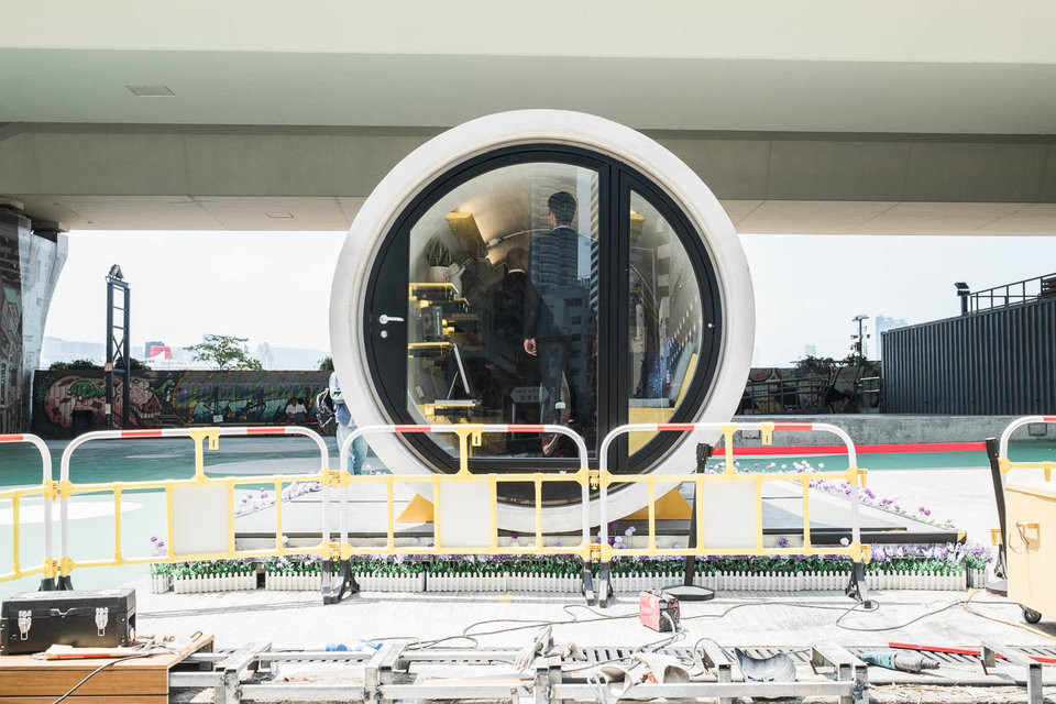 Trên dưới 9 mét vuông nghe có vẻ nhỏ bé nhưng thực tế nó đã rộng gấp đôi không gian sống trung bình của những người nghèo ở Hong Kong.