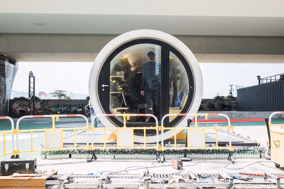 Trên dưới 9 mét vuông nghe có vẻ nhỏ bé nhưng thực tế nó đã rộng gấp đôi không gian sống trung bình của những người nghèo ở Hong Kong.