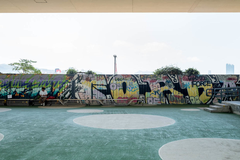 Các phiên bản nhà mẫu O-Pod được đặt bên dưới một cây cầu ở Kwun Tong, Hong Kong. Đây từng là một khu vực sản xuất ở East Kowloon.