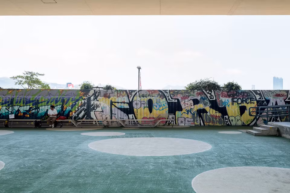 Các phiên bản nhà mẫu O-Pod được đặt bên dưới một cây cầu ở Kwun Tong, Hong Kong. Đây từng là một khu vực sản xuất ở East Kowloon.