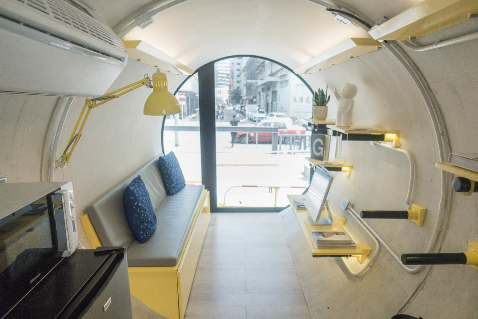 Khi bước chân vào trong, có thể bạn sẽ bất ngờ khi thấy không gian khá sáng sủa và rộng rãi. Phần nền nhà chỉ rộng trên dưới 9 mét vuông nhưng tường cong giúp không gian cảm giác lớn hơn rất nhiều.