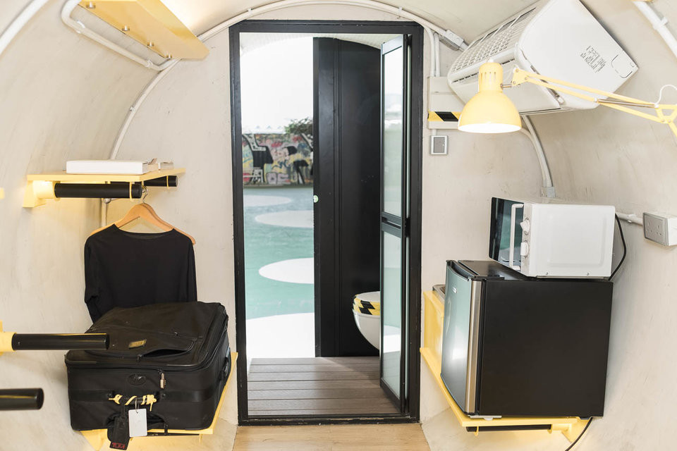 O-Pod có ghế sofa có thể gấp thành gường ngủ cùng kệ để đồ, tủ lạnh mini, lò vi sóng và điều hoà nhiệt độ.