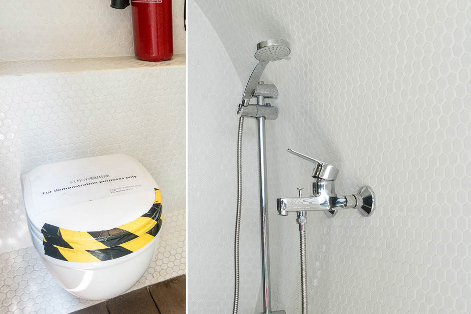 Phòng tắm được đặt tách biệt với vòi sen và toilet.