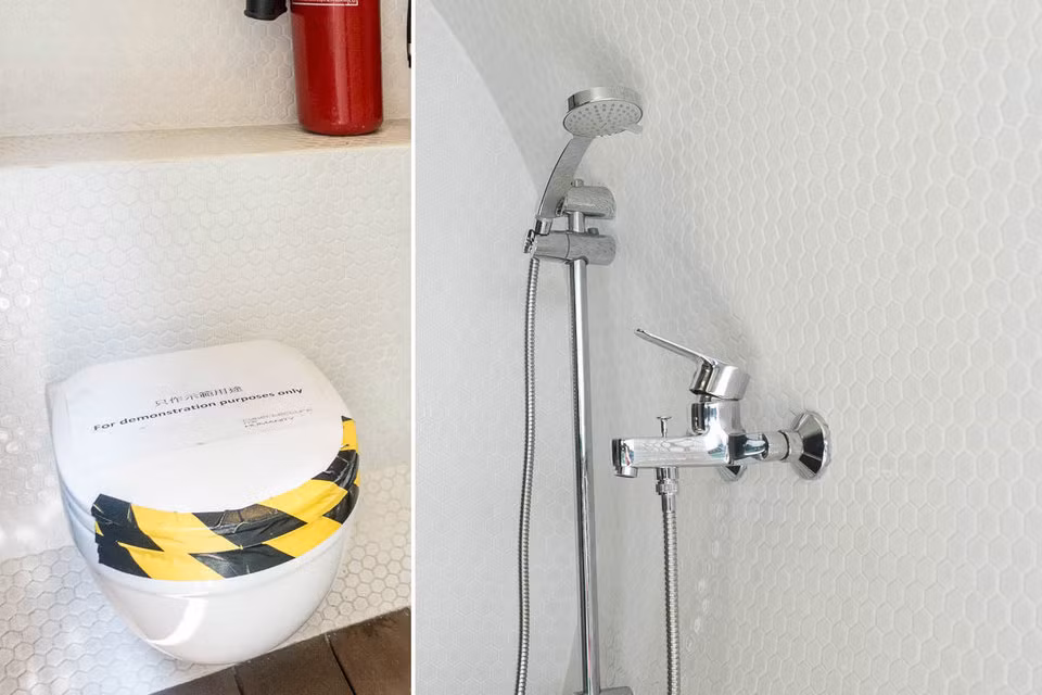 Phòng tắm được đặt tách biệt với vòi sen và toilet.