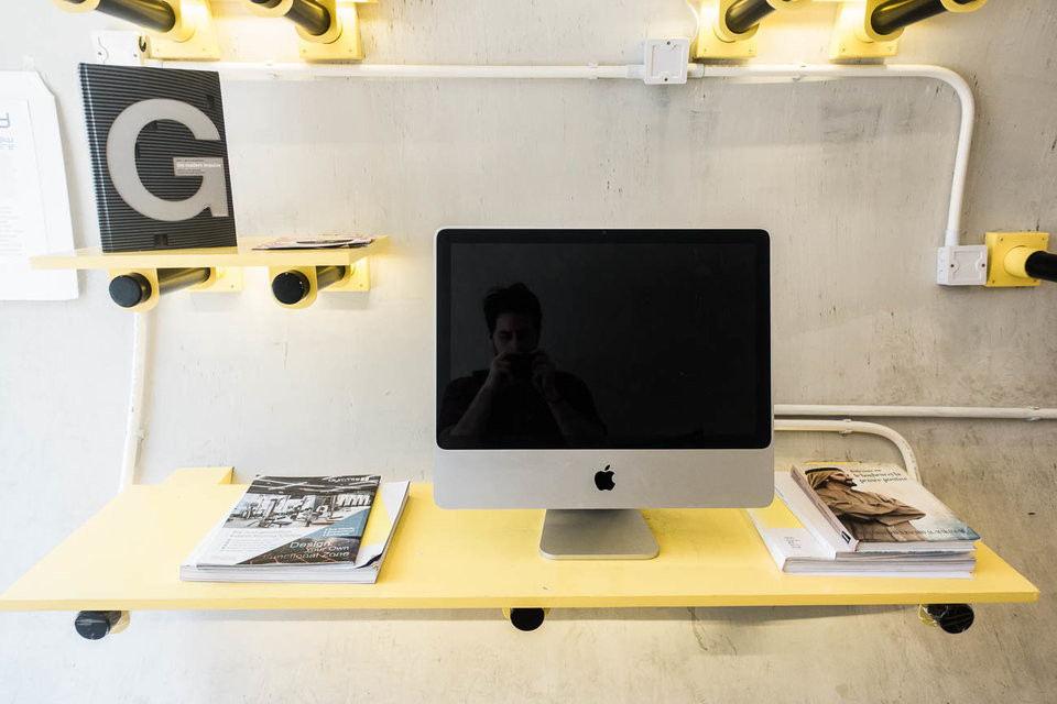 Căn phòng này có sẵn gía sách và bạn làm việc có thể mở rộng để làm bàn ăn. Mặc dù trong tương lai có thể cách phiên bản của O-Pod sẽ thay đổi khá nhiều, Law tin rằng anh vẫn sẽ xây dựng những căn phòng có thể tuỳ chỉnh theo nhu cầu của người dùng cùng đồ đạc phục vụ đa mục đích.