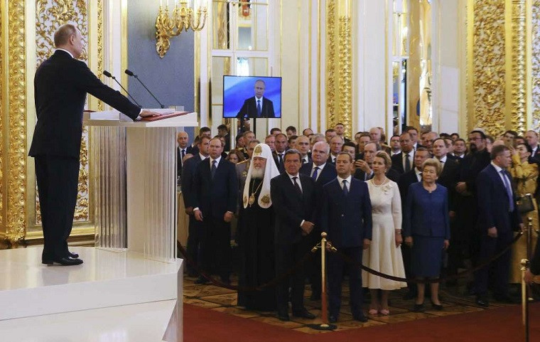 Sau bài diễn văn nhậm chức của ông Putin, 30 loạt đại bác được khai hỏa bên ngoài Điện Kremlin. Ảnh: AP.