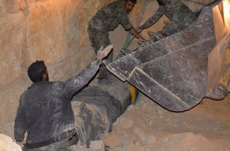 Hoạt động tìm kiếm diễn ra cả vào ban ngày...