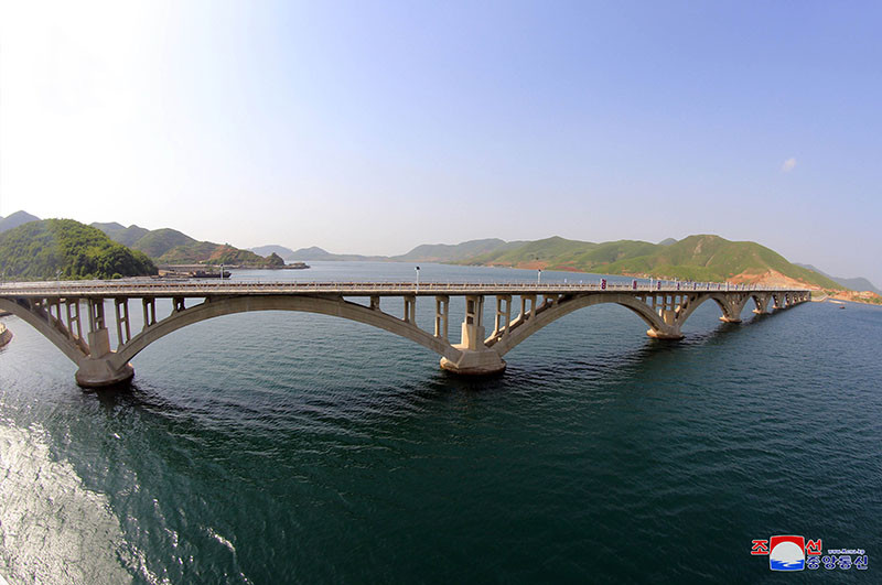 Cây cầu đường sắt mới xây của Triều Tiên. (Ảnh: KCNA)