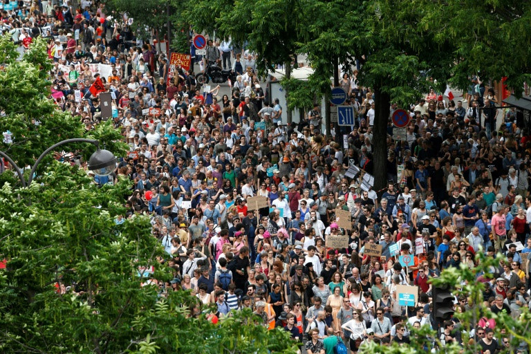 Pháp là một trong những nước có khu vực dịch vụ công lớn nhất tại châu Âu. Từ những năm 1970, nước này đã không cân đối ngân sách, dẫn đến nợ công tương đương với gần 100% GDP. Nhiều liên đoàn trong nước lên án tổng thống muốn phá bỏ khu vực kinh tế này trong khi đây là nguồn cung việc làm thiết yếu và là trụ cột trong đời sống cộng đồng trên cả nước. Ảnh: AFP.