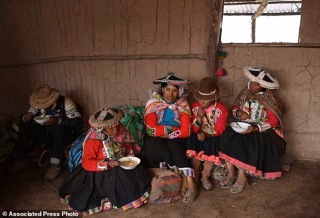 Một nhóm người Andean ngồi nghỉ trưa trong chuyến đi dẫn khách du lịch lên núi cầu vồng độc đáo ở Peru.