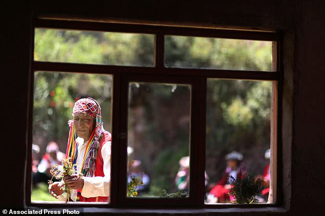 Người đàn ông này đang chờ du khách đến ngắm núi cầu vồng.