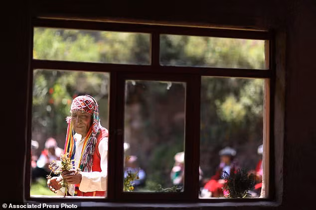 Người đàn ông này đang chờ du khách đến ngắm núi cầu vồng.