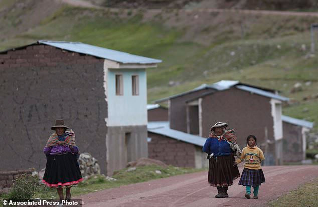 Những người phụ nữ đi bộ trên con đường dẫn tới núi cầu vồng.