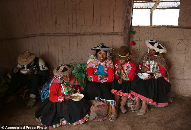 Một nhóm người Andean ngồi nghỉ trưa trong chuyến đi dẫn khách du lịch lên núi cầu vồng độc đáo ở Peru.