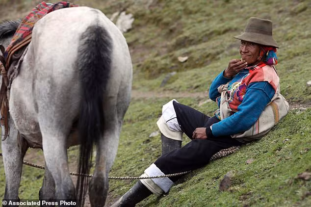 Người đàn ông Andean ngồi nghỉ trong lúc không phải dẫn khách du lịch lên núi.
