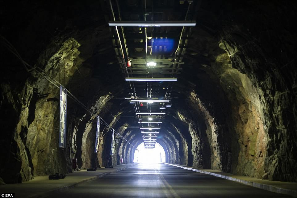 Trung tâm của khu tổ hợp núi Cheyenne là hệ thống gồm 6 đường hầm rộng tới 12 mét, cao ba tầng và kết nối 15 tòa nhà lại với nhau.