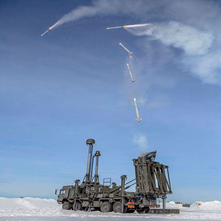 Land Ceptor do công ty chế tạo vũ khí MBDA phát triển, bao gồm tên lửa CAMM, xe chở tên lửa và hai phương tiện hỗ trợ đơn vị hỏa lực. Ảnh: The Sun.