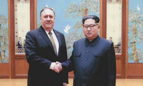 Ông Mike Pompeo và ông Kim Jong Un trong cuộc gặp tại Bình Nhưỡng. Ảnh: Reuters.