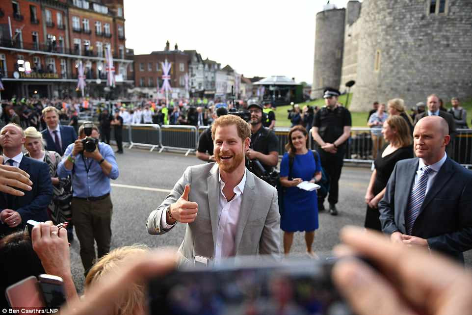 Hoàng tử Harry cười tươi trước ống kính. Ảnh: DM.