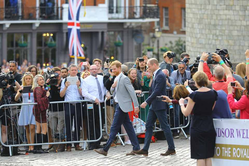 “Hoàng tử Harry đã bắt tay cháu và còn nói rằng tên của cháu giống với tên của anh trai hoàng tử”, William Edwards, 10 tuổi, phấn khích kể lại. Ảnh: DM.