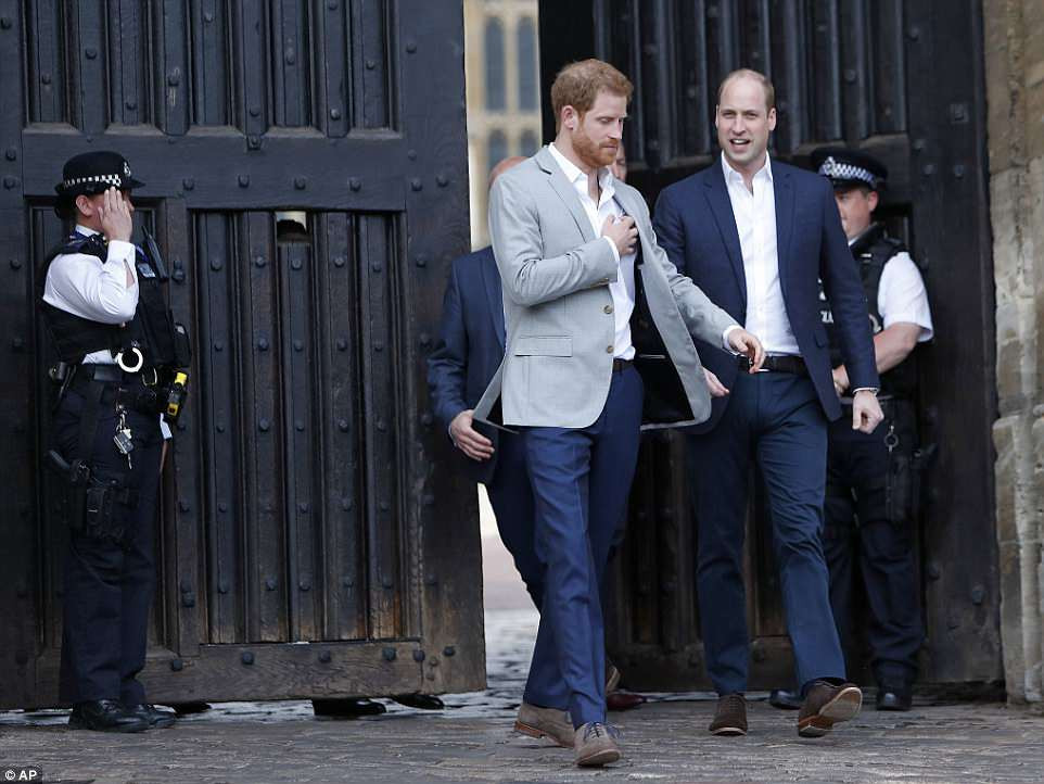 Hai anh em Hoàng tử Harry và William rời khỏi Lâu đài Windsor để chào hỏi đám đông người hâm mộ đang ngóng chờ đám cưới của cặp đôi Hoàng gia Harry-Markle ở bên ngoài. Ảnh: AP.