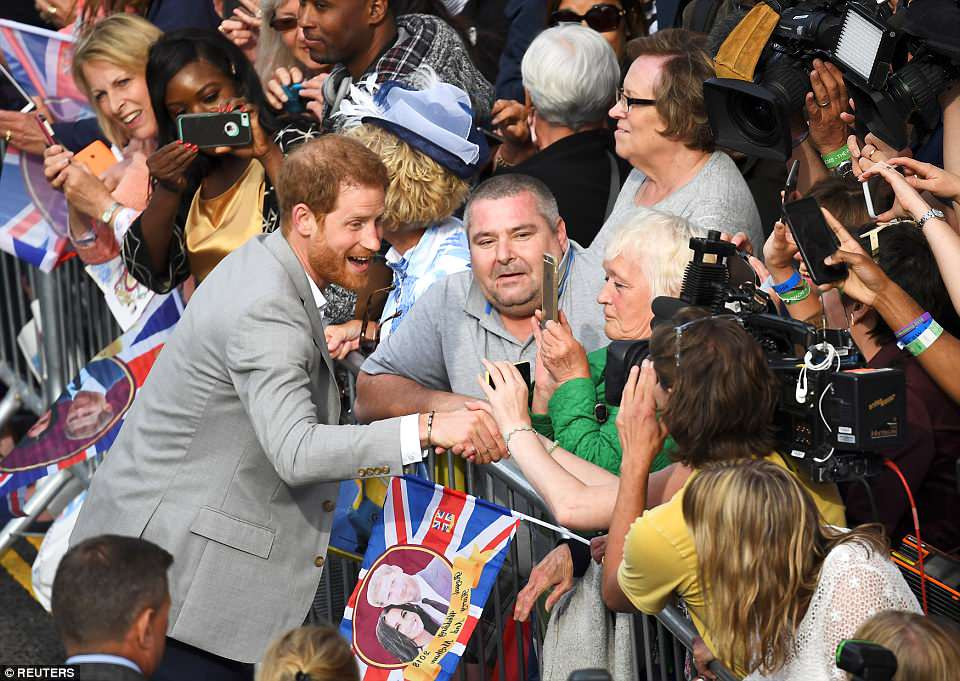 Hoàng tử Harry khiến những người hâm mộ vô cùng phấn khích. Ảnh: Reuters.