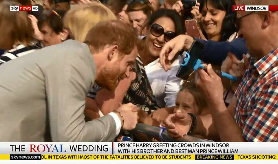 Hoàng tử Harry bắt tay người dân và trò chuyện với một bé gái. Ảnh: Sky News.