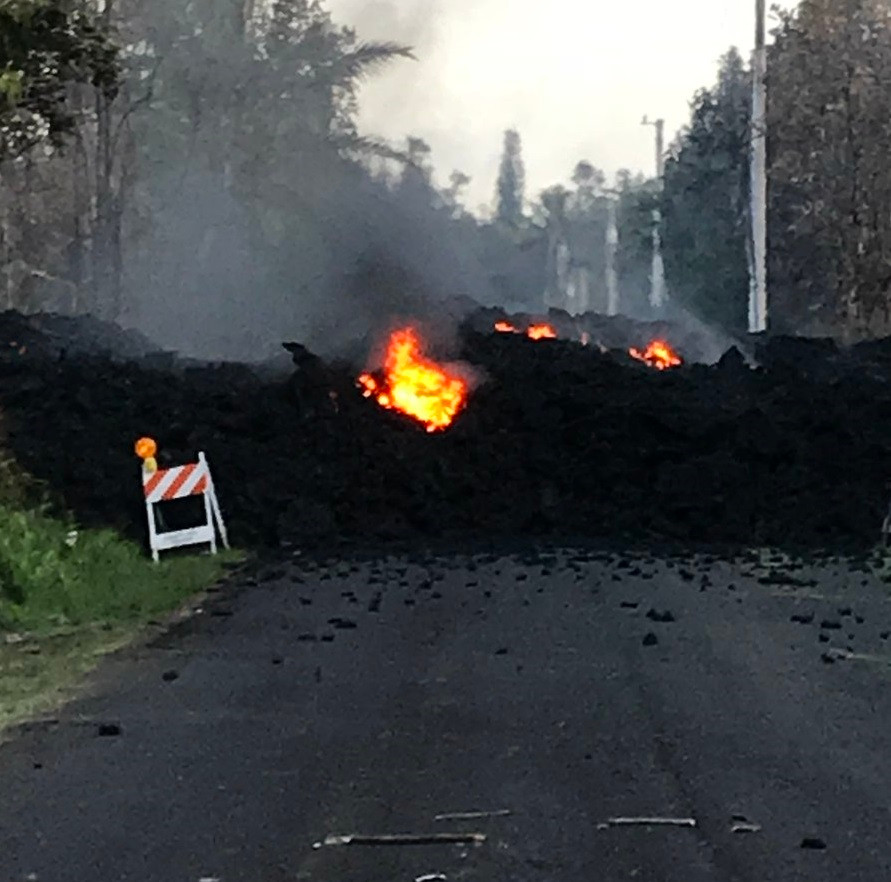 Dung nham phủ kín con đường Mohala ở Leiliani Estates. Ảnh: Twitter. Mời độc giả xem thêm video: Núi lửa Sinabung ở Indonesia phun trào dữ dội năm 2014 (Nguồn: VTC14)