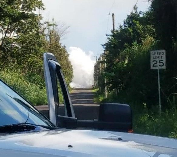 Khói bụi và dung nham tấn công một con đường ở Leilani, Puna, Hawaii.