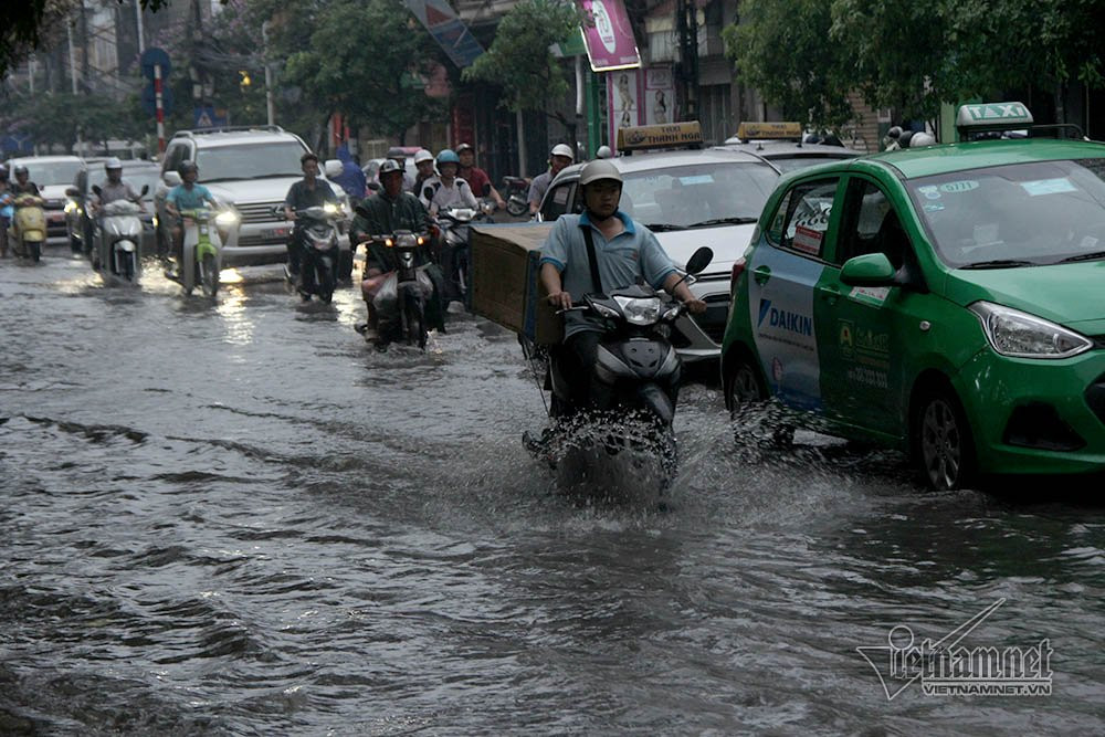 Đường Minh Khai đoạn gần chân cầu Vĩnh Tuy.