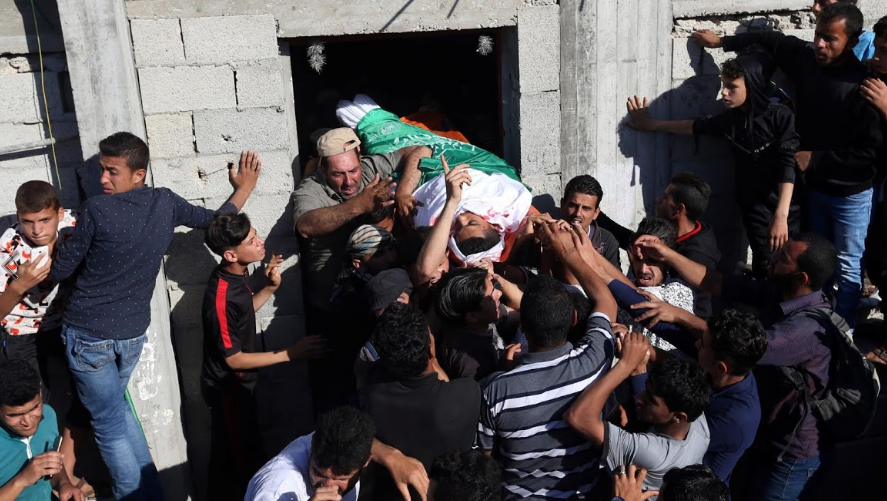 Người dân khiêng thi thể một người Palestine thiệt mạng trong cuộc biểu tình tại biên giới Gaza-Israel.