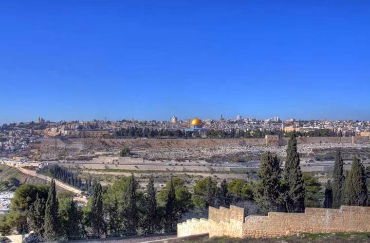 Thành phố được nhắc đến lần đầu tiên vào những năm 2000 trước Công Nguyên. Lúc đầu, thành phố được xây dựng và sáng lập bởi người Canaanite và trở thành thủ đô các vương quốc và thực thể: Vương quốc Israel thống nhất, Vương quốc Judah và Judea trong thời kỳ Đền thờ Thứ nhất và thời kỳ Đền thờ Thứ hai. Ảnh: Flickr.